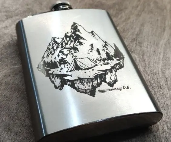Фляга з гравіюванням — НЕРЖАВІЙКА Об'єм: 7oz - 207.0147mL 8oz- 236.5882mL 9oz - 266.1618mL